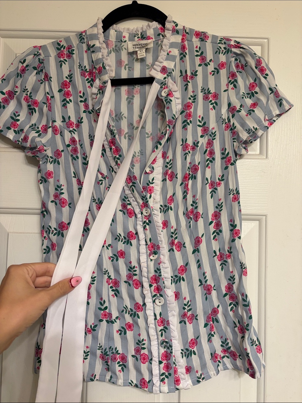 Unique Vintage Women's White & Pink Floral Tie-Neck button down Blouse